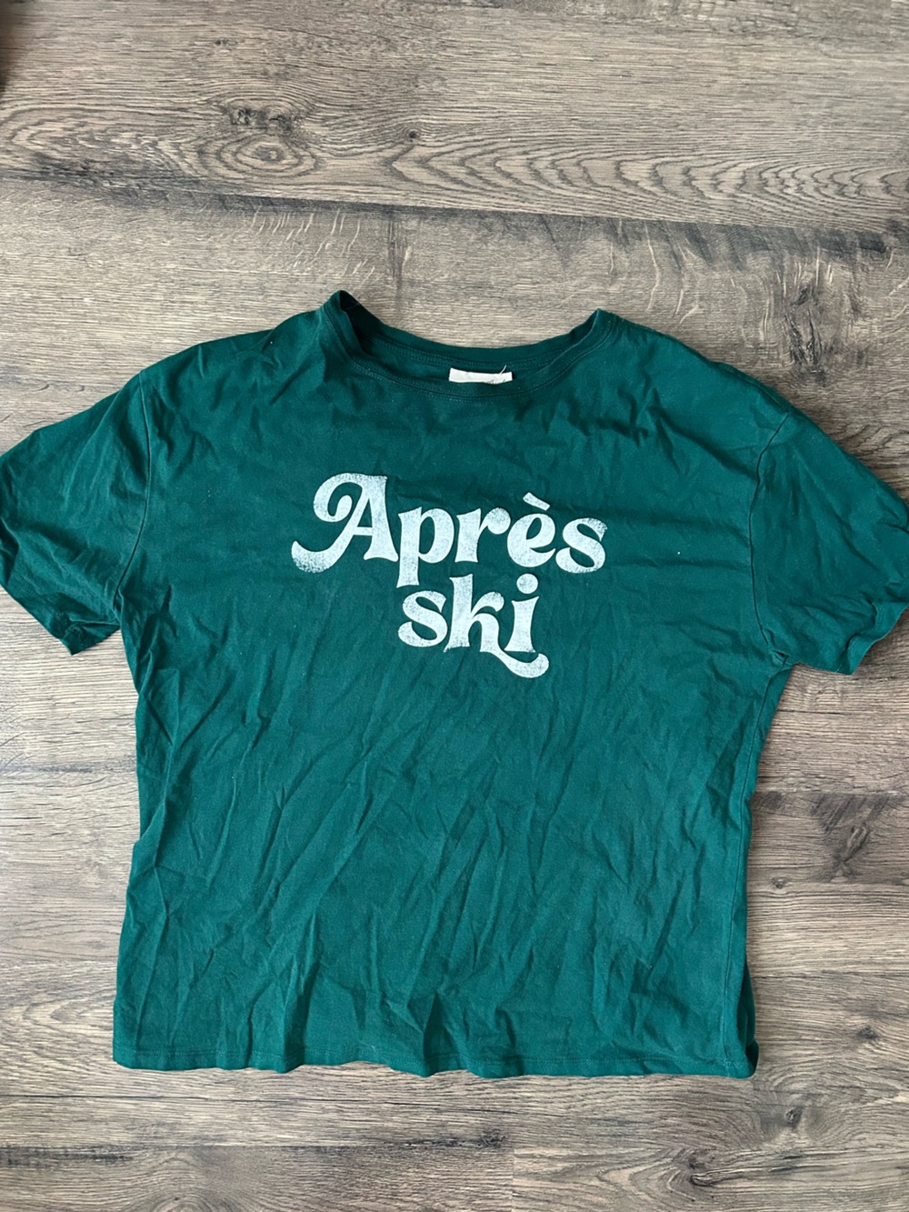 Universal thread apres ski green t shirt
